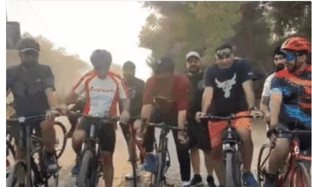 लुधियाना में साइकिलिंग कर लोगों से मिल रहे हैं राजा वड़िंग
