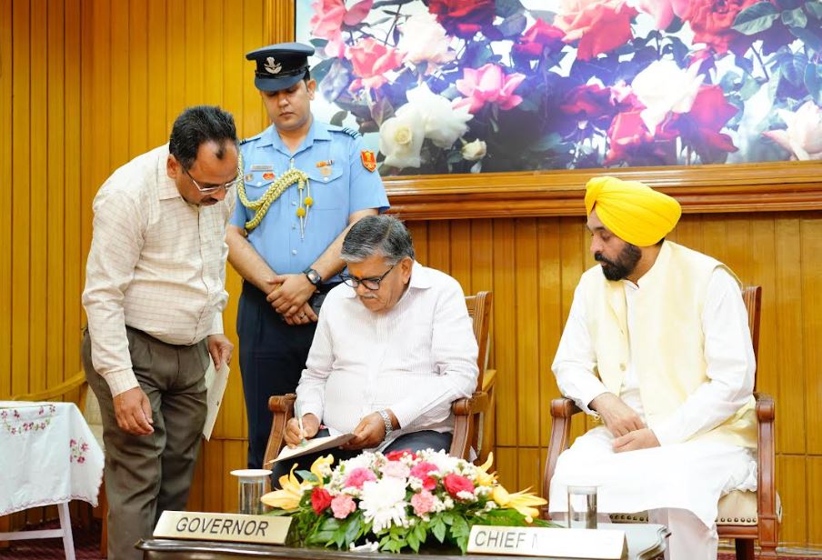 पंजाब के राज्यपाल ने मुख्यमंत्री भगवंत सिंह मान की उपस्थिति में पी.पी.एस.सी. चेयरमैन को शपथ दिलाई