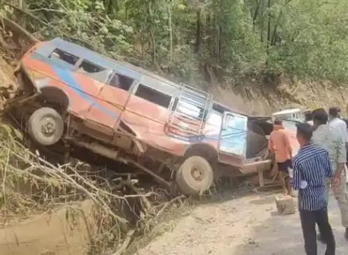 बारातियों से भरी बस खाई में गिरी, 3 की मौत:63 घायल