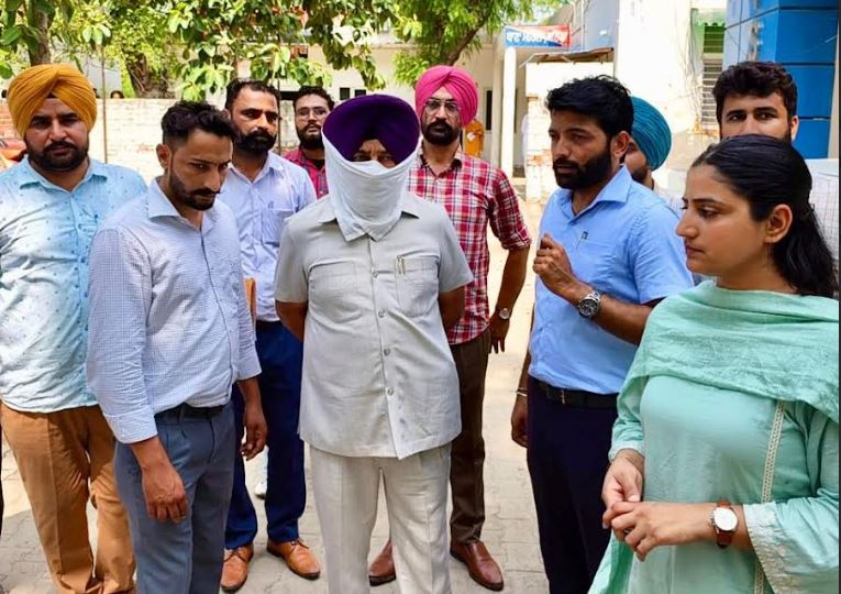 भ्रष्टाचार के विरुद्ध मुहिम: एक लाख रुपए रिश्वत लेते हुये डी. एस. पी. के रीडर को विजीलैंस ब्यूरो ने किया रंगे हाथों काबू