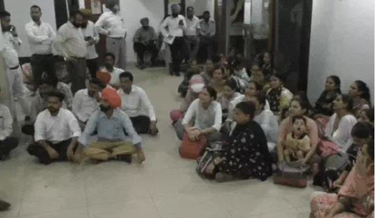 लुधियाना में सभी सेवा केन्द्र बंद:धरने पर गए कर्मचारी; वेतन में कटौती से परेशान